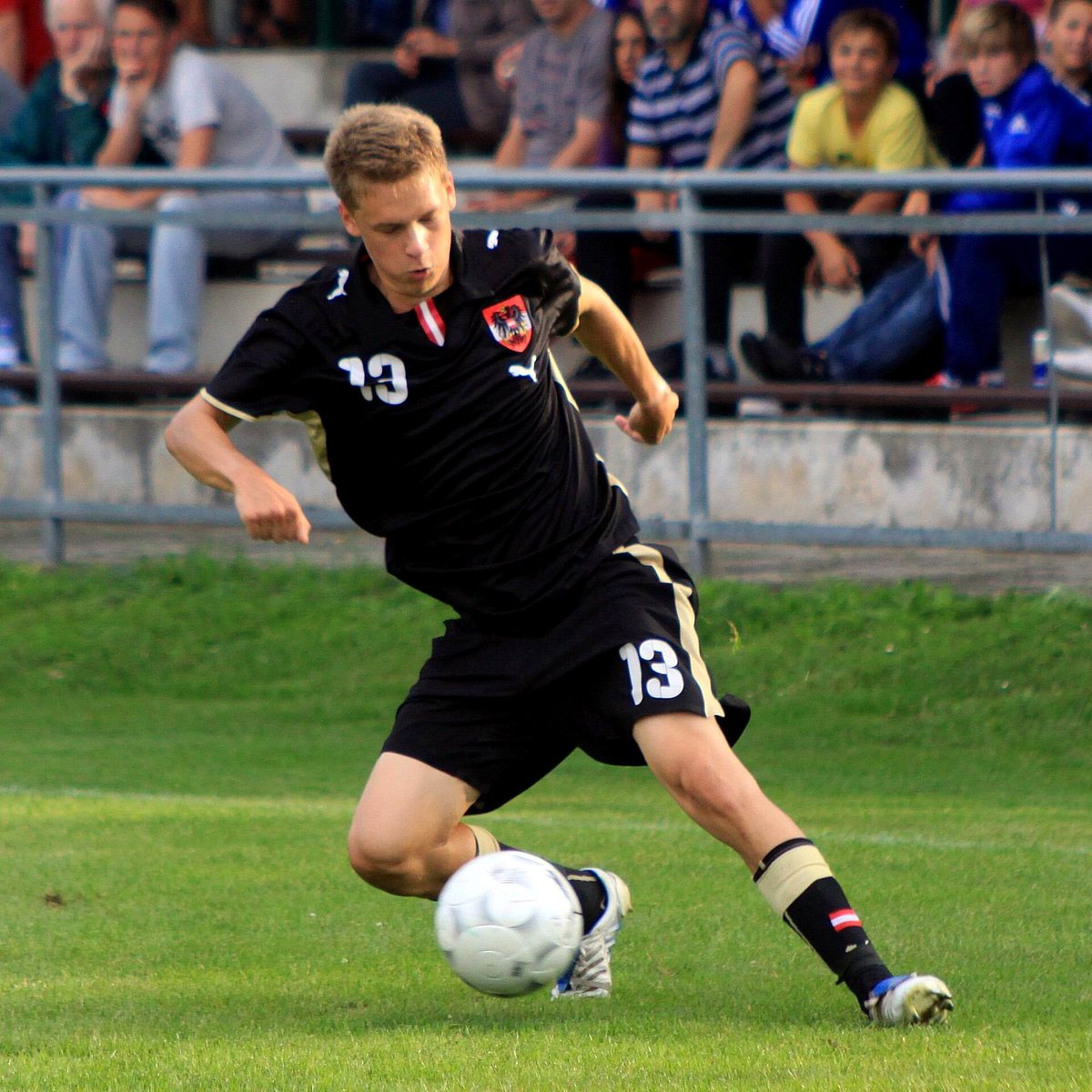 Julian Erhart im Trikot des ÖFB-Jugendnationalteams am Ball